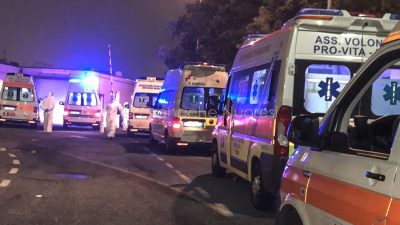 Ambulanze in attesa davanti al Pronto Soccorso di Nuoro (foto S.Novellu)