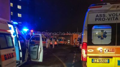 Ambulanze in coda al San Francesco di Nuoro (foto Cronache Nuoresi)