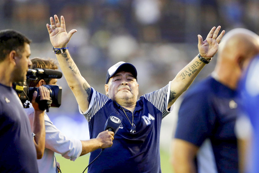 Lutto nel mondo del calcio: A 60 anni muore Diego Armando Maradona  per un arresto cardiaco