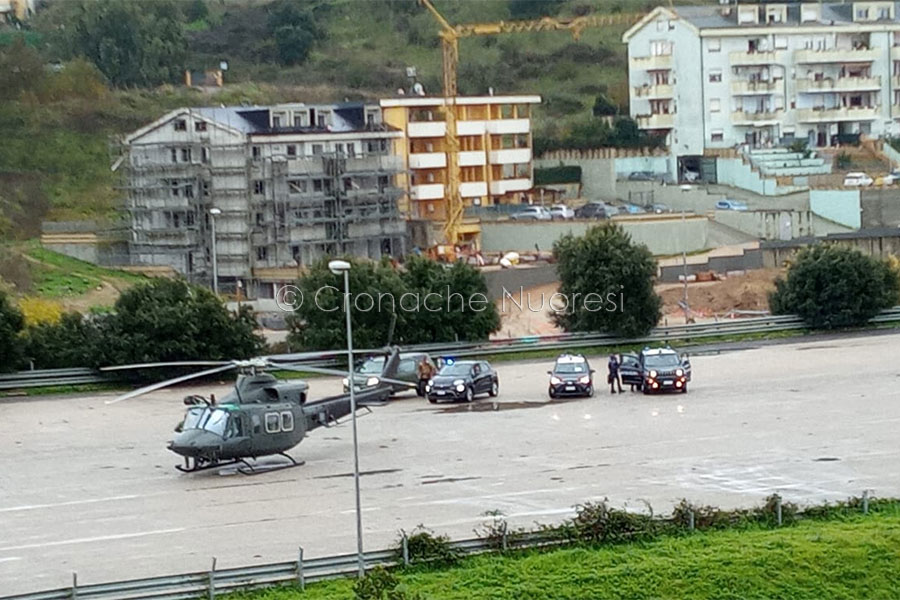 A Nuoro appena arrivati in elicottero Borrelli,  Solinas  e Belloi per il sopralluogo a Bitti