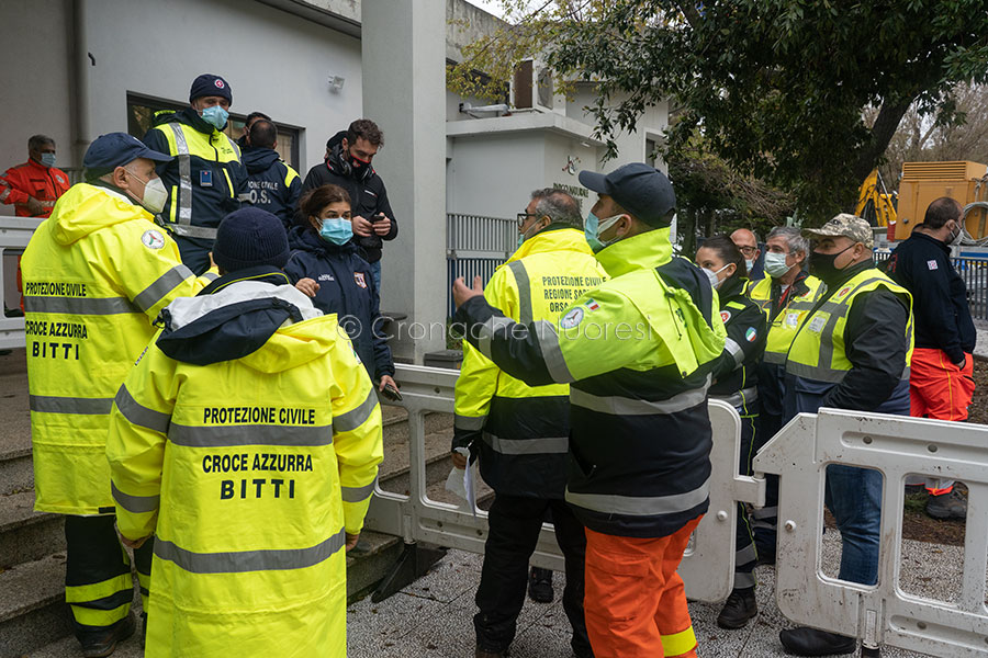 Squadre di  é – Comune e dei volontari di Protezione civile di Nuoro a lavoro a Bitti
