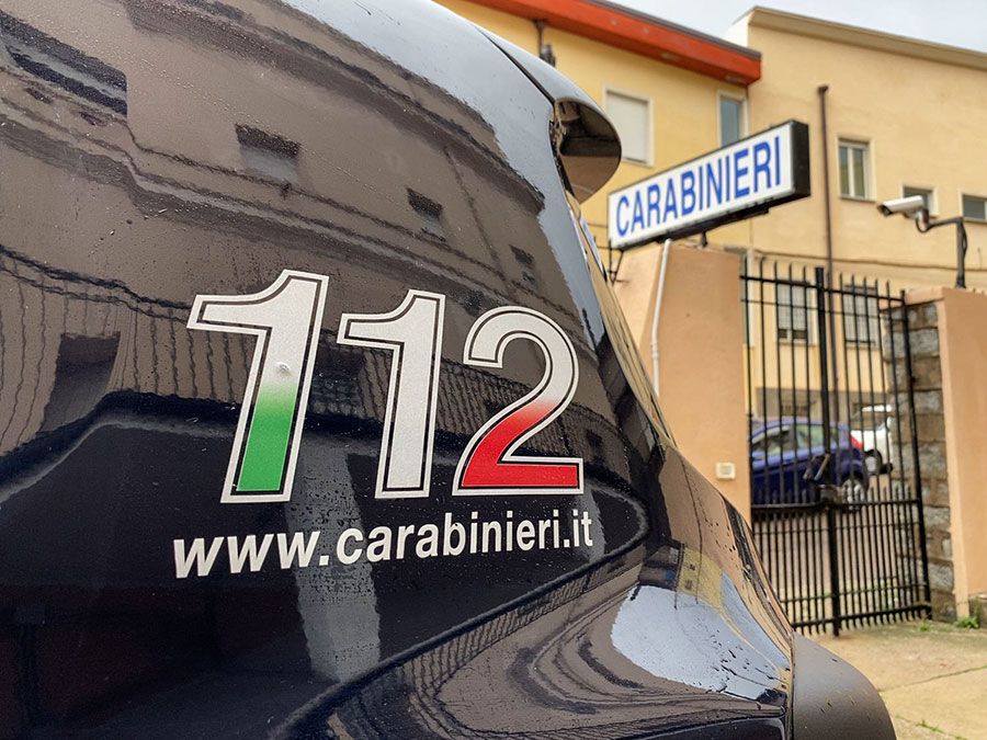 Assaltano un discount con l’escavatore ma provocano un crollo e sono costretti a fuggire a mani vuote