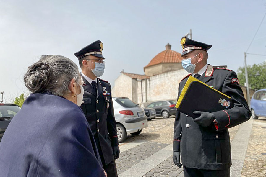 Approfittano di un’anziana e le rubano i soldi: in manette due venditori  ambulanti di formaggio