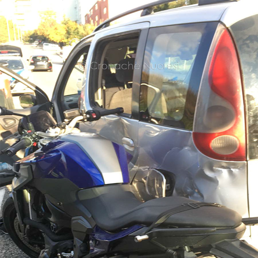 Nuoro. Un sorpasso azzardato e lo schianto contro un’auto: centauro in ospedale