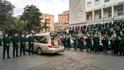 Il Tribunale di Nuoro saluta il feretro dell'avvocato Salvatore Murru (© foto S.Novellu)