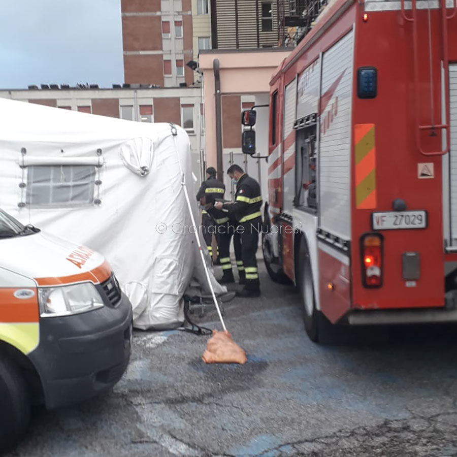 Intervento dei VVF per la messa sicurezza delle tende davanti al pronto soccorso di Nuoro