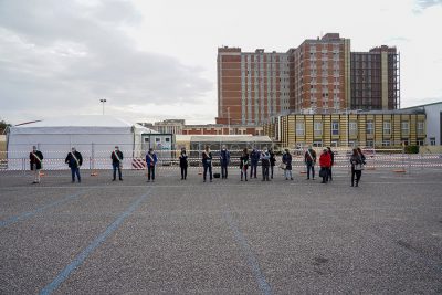 La manifestazione dei sindaci davanti al San Francesco di Nuoro (foto S.Novellu)