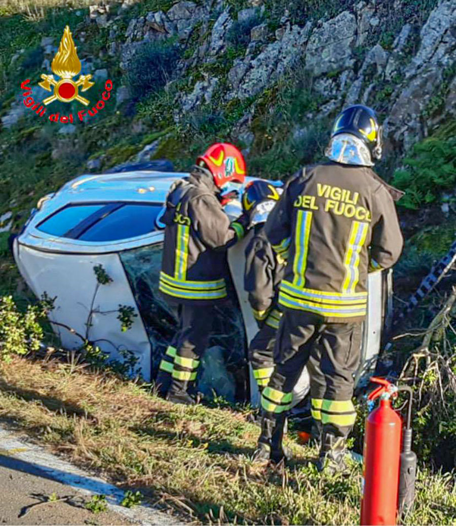 Nuoro. Perde il controllo dell’utilitaria e si ribalta in cunetta: 23enne contusa