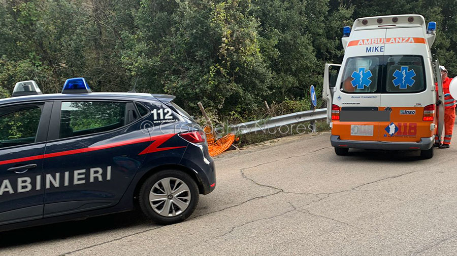 Motociclista si schianta a pochi metri da un posto di blocco dei Carabinieri