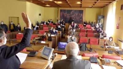 La votazione per l'approvazione del nuovo Consiglio comunale di Nuoro