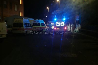 L'attesa del paziente in una delle ambulanze