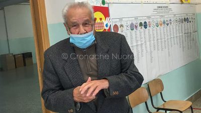 Il centoduenne Sebastiano Maccioni subito dopo il voto