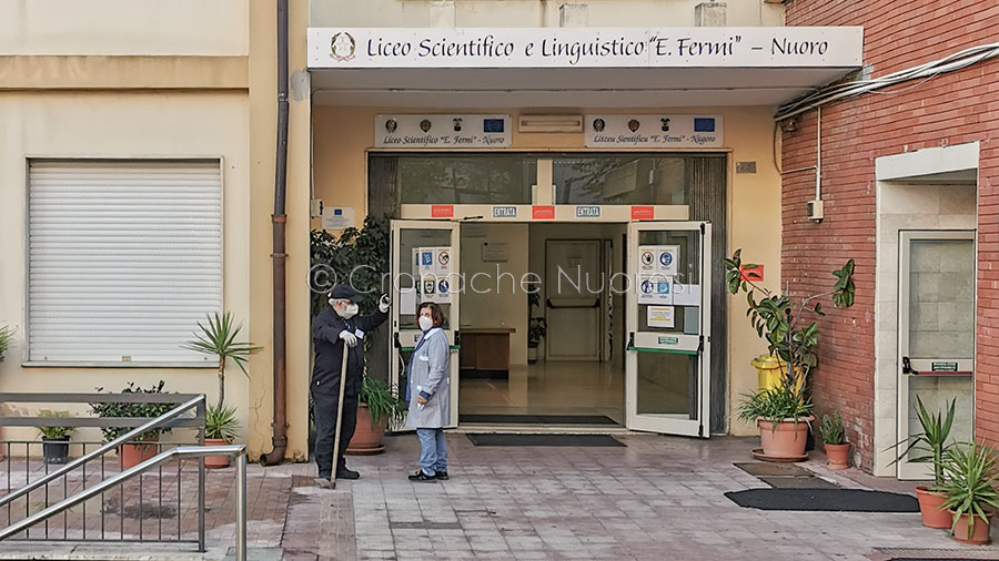 Nuoro, l'ingresso all'Istituto Fermi (foto S.Novellu)