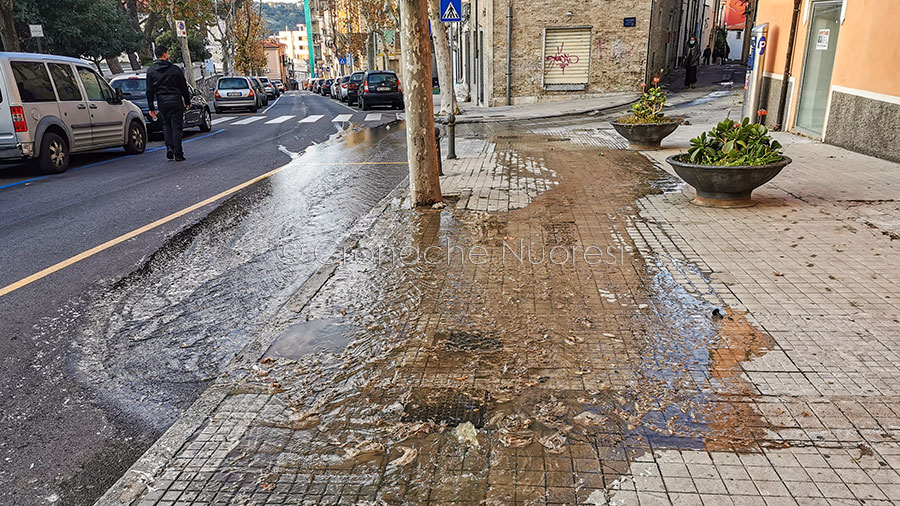 Nuoro. Perdita di liquidi fognari nella centrale piazza Vittorio Emanuele – VIDEO