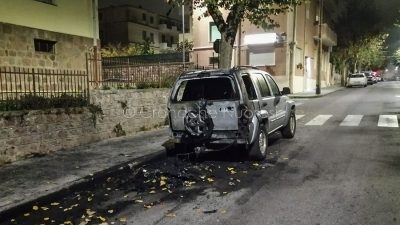 Una delle auto bruciate in via Santa Barbara