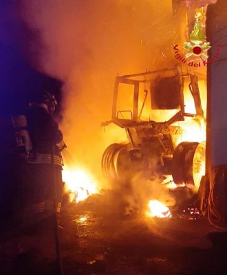 Il trattore andato a fuoco a Siniscola