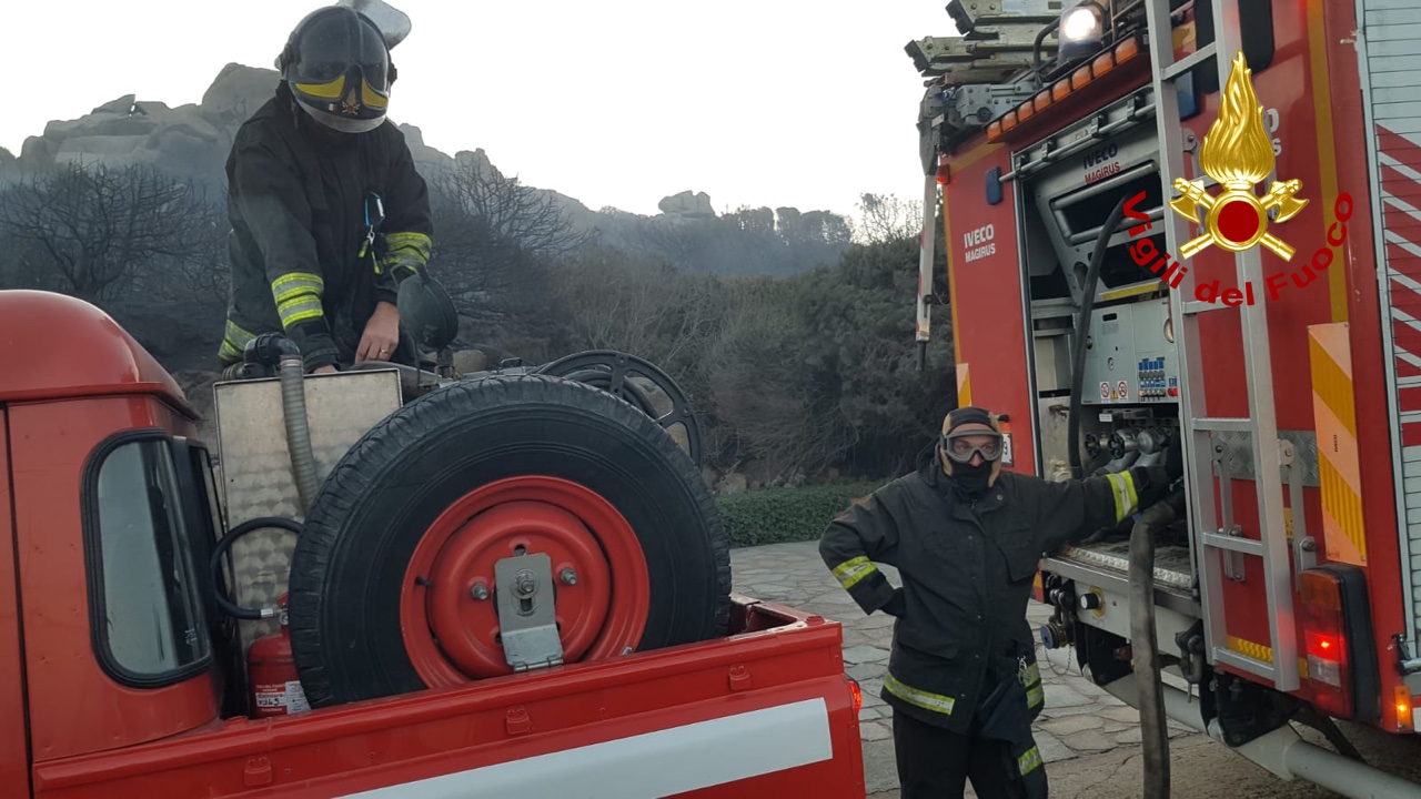 Paura a Santa Teresa: alimentato dal forte vento un incendio minaccia le abitazioni – VIDEO-
