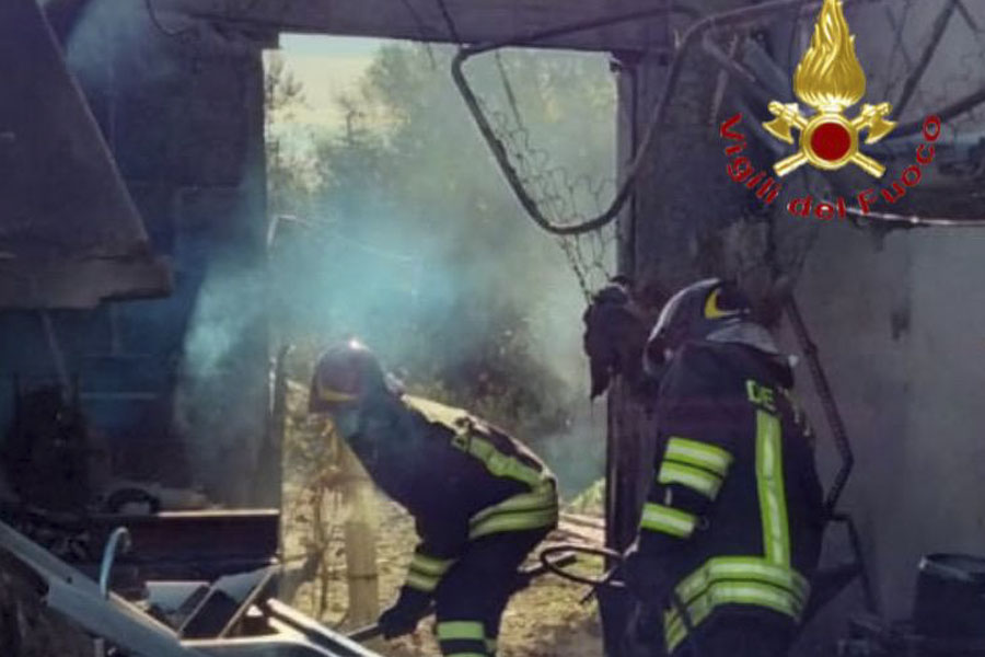 Esplode una bombola GPL all’interno di un capannone rurale: ingenti danni alla struttura