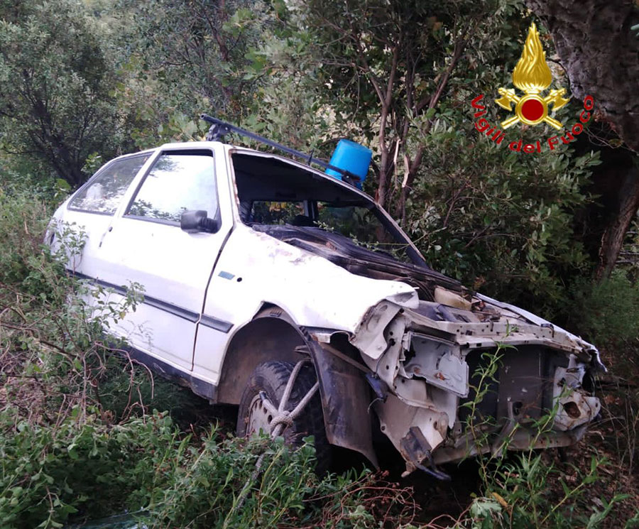 Perdono il controllo dell’auto, si schiantano contro un albero e finiscono in una scarpata
