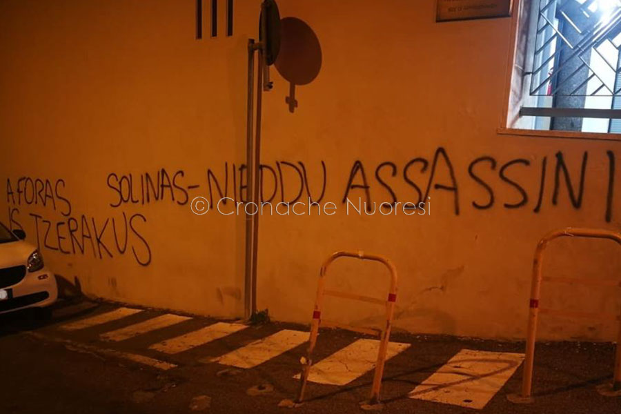 “Fuori i servi… assassini “. Scritte minatorie contro Solinas e Nieddu
