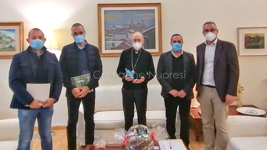 Confartigianato  e Coldiretti omaggiano il vescovo Mura con l’infermiera anti-Covid per il presepe