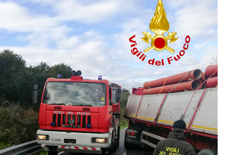 Paura sulla Statale Ozieri Chiaramonti: autoarticolato esce fuori strada nell’affrontare una curva