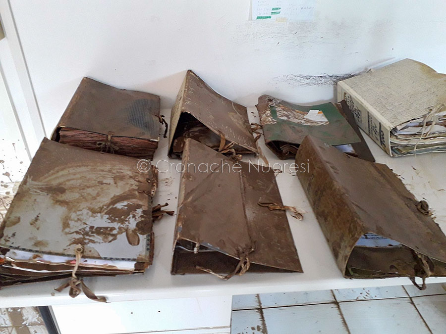 Il fango mette in pericolo anche la storia di Bitti: registri Comunali messi al sicuro dalla Soprintendenza