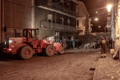 Bitti, proseguono i lavori di ripulitura di via Cavallotti (foto S.Novellu)