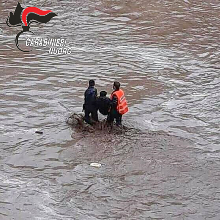 Bitti. I Carabinieri salvano un 70enne che rischiava di essere inghiottito dalla furia delle acque
