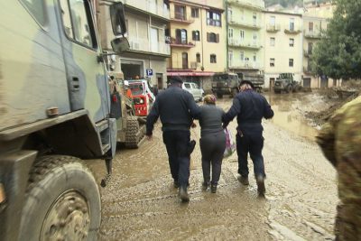 Carabinieri impegnati in un'azione di soccorso
