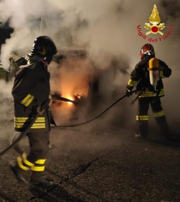 I VVF impegnati a domare le fiamme