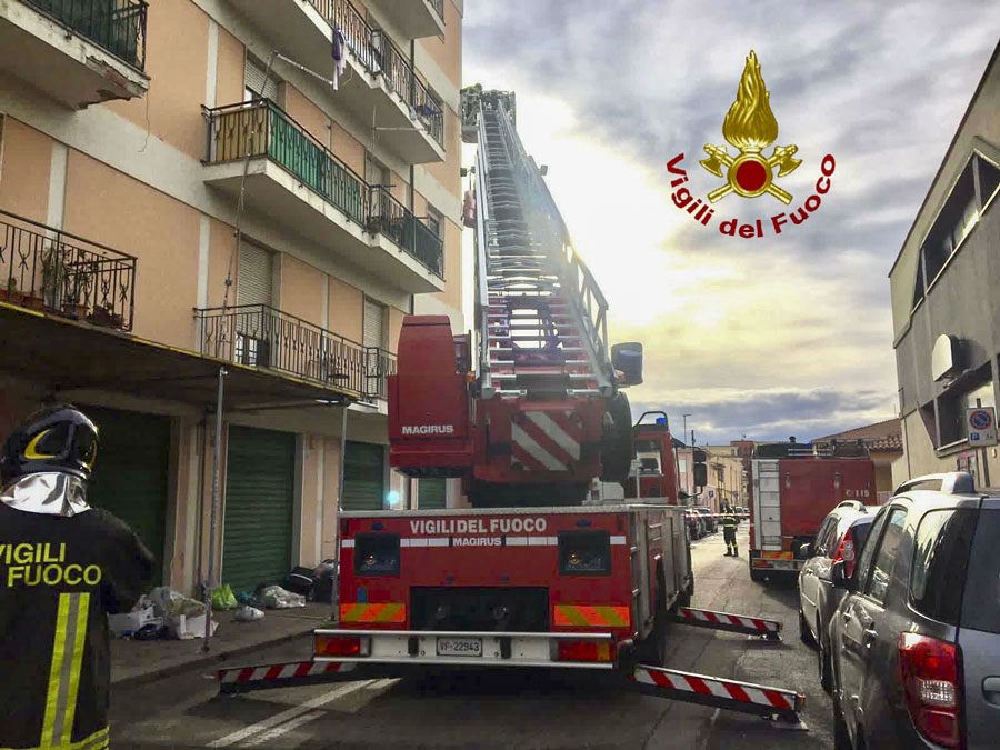 Cadono grossi pezzi d’intonaco da balconi e cornicione: intervengono i Vigili del Fuoco