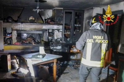 I Vigili del fuoco domano l'incendio