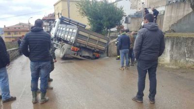 Il camion sprofondato a Bitti