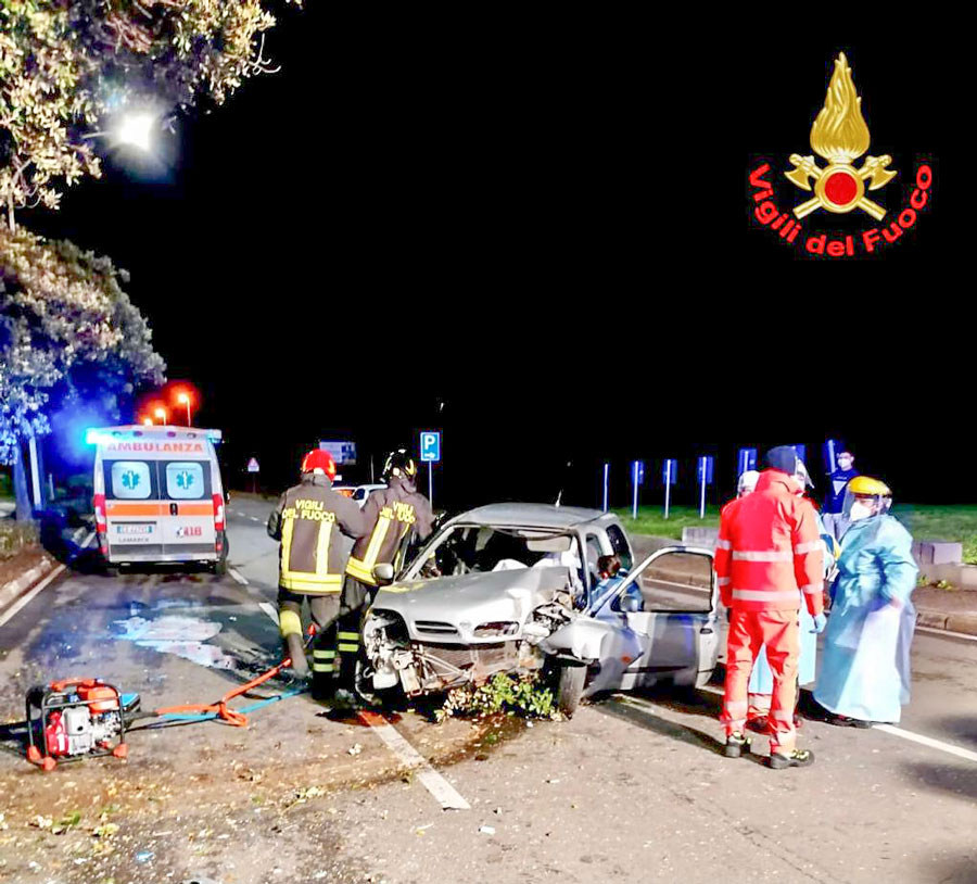 Si schianta con l’auto e rimane incastrato tra le lamiere