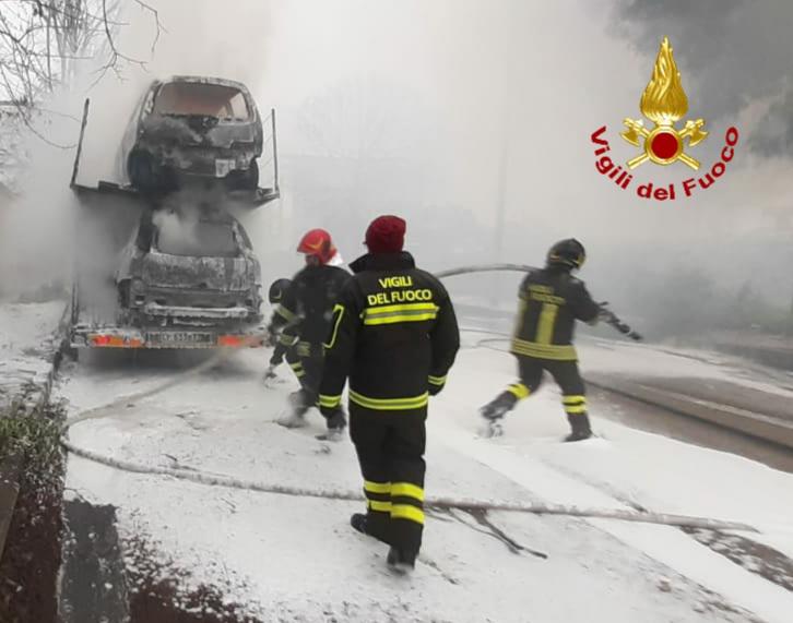 Quattro auto prendono fuoco sulla bisarca: sul posto i Vigili del fuoco