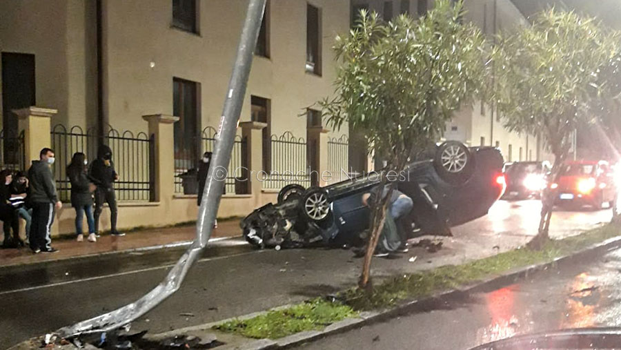 Nuoro. Paura in via Brigata Sassari: perde il controllo dell’auto e si ribalta