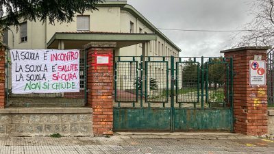 Striscioni all'ingresso delle scuole elementari di Mamoiada