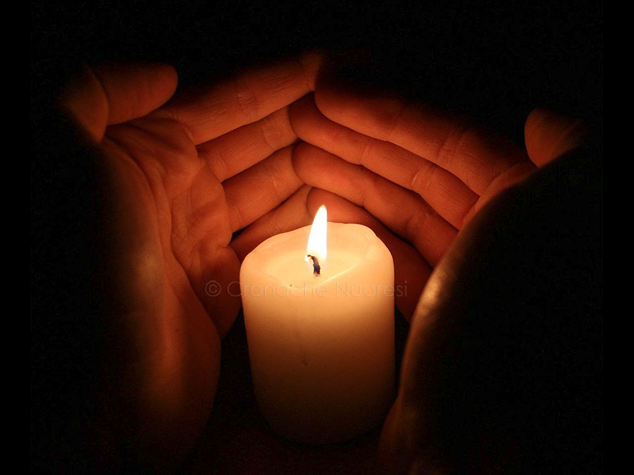 Oggi l’estremo saluto alle vittime dell’alluvione: un lumino di speranza acceso in tutte le case di Bitti