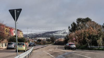 Macomer, e sullo sfondo il monte di Sant'Antonio nevicato (foto S.Novellu)