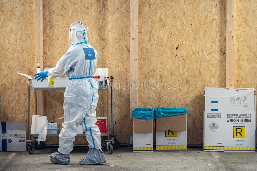 Covid: in Sardegna un decesso, positivi in calo ma ricoveri e querantene in aumento