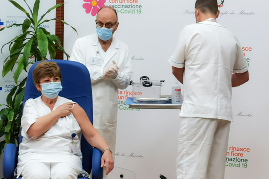 Covid. Primi tre vaccini eseguiti allo Spallanzani