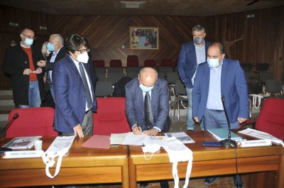 L'assessore Chessa mentre firma la convenzione