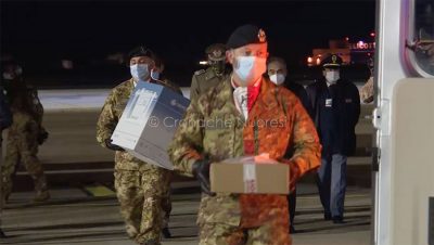 L'arrivo dei vaccini all'aeroporto di Cagliari-Elmas