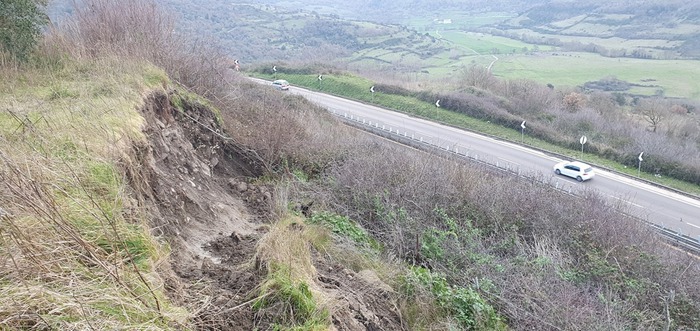 Una nuova frana minaccia la statale 131: traffico deviato