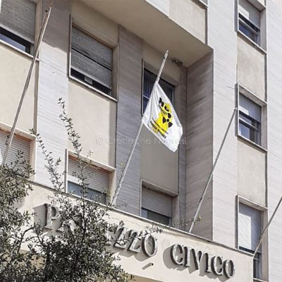 La bandiera di NoNucle-NoScorie esposta nel Comune di Nuoro