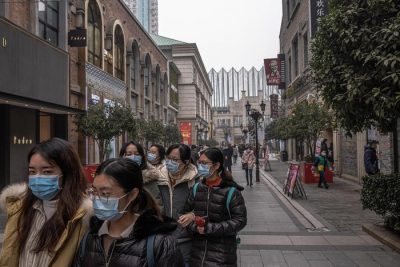 Giovani per la strada a Wuhan dopo il Covid-19