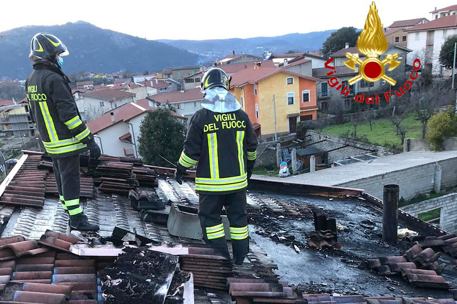 Paura a Ovodda: dalla canna fumaria di una stufa le fiamme si propagano al tetto di un’abitazione