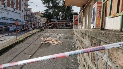 I calcinacci crollati alla Stazione ARST di Nuoro (foto S.Novellu)