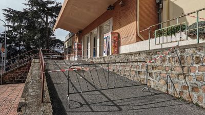 I calcinacci crollati alla Stazione ARST di Nuoro (foto S.Novellu)